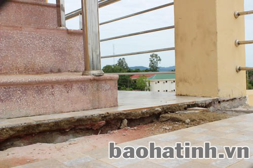 Chiều nghỉ và cầu thang lên nhà điều hành bị tách toang hoác nhưng giám sát BQL dự án cho là " trong phạm vi cho phép" thì quả đáng lo ngại