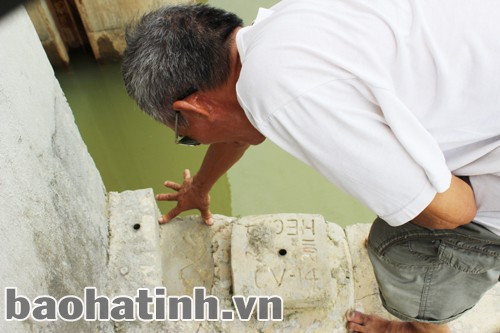 Tường cánh và thân cống bị kéo tách xa khoảng 15 cm trên bề mặt. Mặc dù BQL dự án nói "sụt lún trong phạm vi cho phép", nhưng hiện trường lại được nhanh tay "phít" bê tông vào khoảng hở.