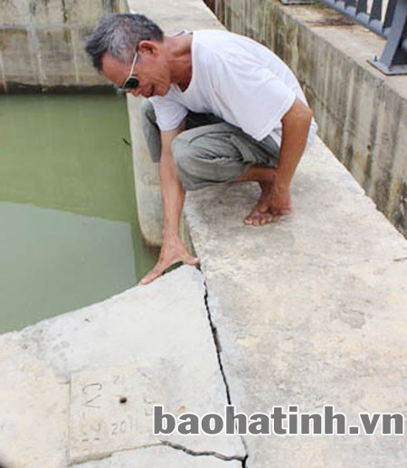 Một điểm tách rời tường phai và thân cống đã được trám lại bằng bê tông