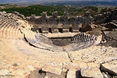 Bức phù điêu Medusa chính là khoảnh sân tròn nhỏ nằm dưới cùng của đài vòng.