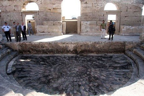 Các nhà khảo cổ sẽ phục chế lại bức phù điêu trước khi chính thức đưa nó ra trưng bày ở các cuộc triển lãm.