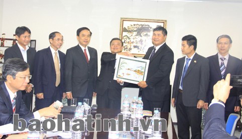 Chủ tịch UBND tỉnh Võ Kim Cự và đoàn cán bộ cấp cao tỉnh Hà Tĩnh tặng quà lưu niệm cho Đại sứ quán Việt Nam tại Nhật Bản.