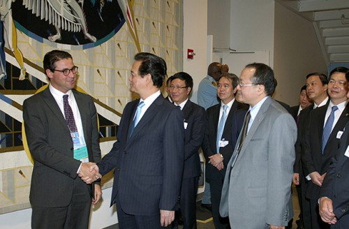 Các đại biểu quốc chúc mừng Thủ tướng Nguyễn Tấn Dũng sau bài phát biểu đầy ấn tượng tại Phiên thảo luận cấp cao Đại hội đồng LHQ khóa 68 (Ảnh chinhphu.vn)