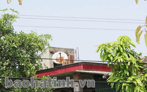 Đường dây làm từ năm 1995 nhưng chính quyền xã Thạch Trung cấp đất, dân làm nhà dưới hành lang lưới điện (năm 2000), vi phạm khoảng cách an toàn, tại khoảng cột 19-20 đường dây 472 nhánh rẽ Thạch Hạ (TP Hà Tĩnh). Ảnh: CT