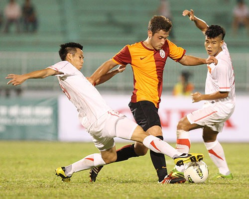 Các cầu thủ U23 Galatasaray (giữa) thể hình vượt trội nhưng lối chơi lại non nớt và đơn điệu. Ảnh: Đức Đồng.