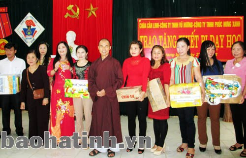 Trao thiết bị dạy học, đồ dùng học sinh cho các trường