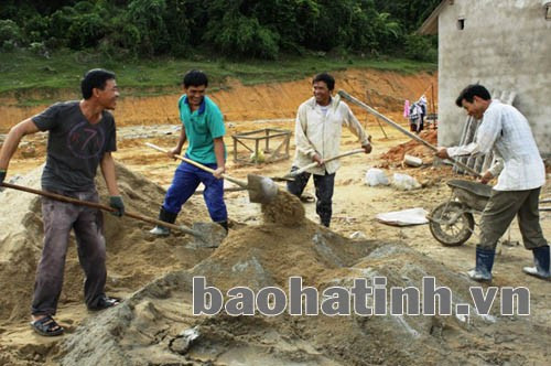 Thợ xây luôn phải làm việc trong môi trường độc hại nhưng không được trang bị các thiết bị bảo hộ lao động cũng như đóng nộp bảo hiểm. Ảnh: Quang Linh