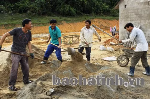 Thợ xây luôn phải làm việc trong môi trường độc hại nhưng không được trang bị các thiết bị bảo hộ lao động cũng như đóng nộp bảo hiểm. Ảnh: Quang Linh
