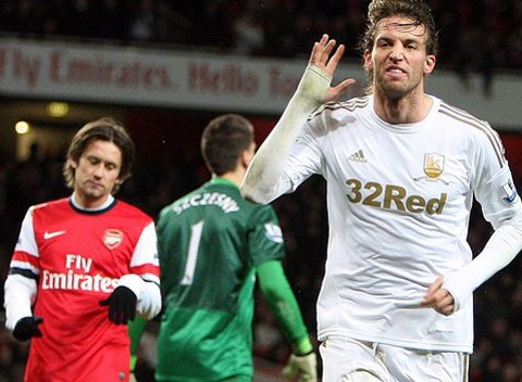 Swansea từng khiến Arsenal khổ sở ở mùa giải trước.