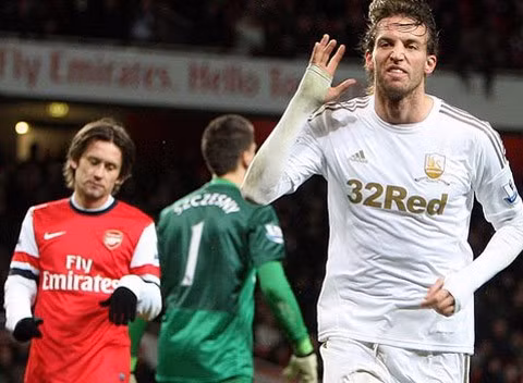 Swansea từng khiến Arsenal khổ sở ở mùa giải trước.