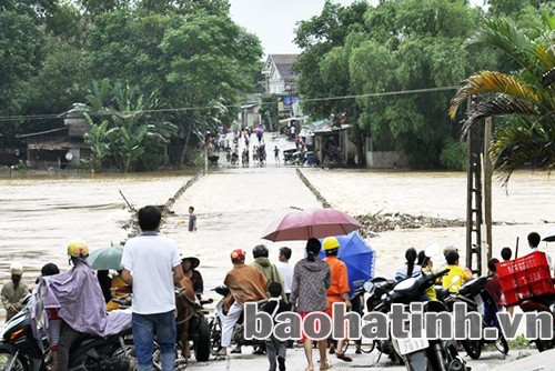 Cầu tràn Phố Châu - Sơn Giang ngập nặng khiến giao thông bị chia cắt