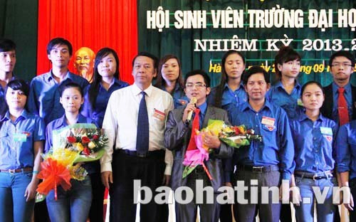 Giáo sư, Tiến sĩ Nguyễn Văn Đính - Hiệu trưởng nhà trường tặng hoa chức mừng BCH nhiệm kỳ mới