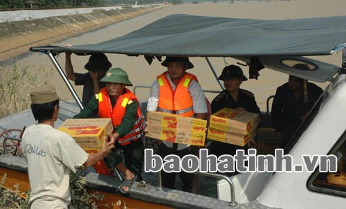 Cán bộ, chiến sĩ LLVT Hà Tĩnh giúp nhân dân huyện Hương Khê trong trận lũ lịch sử năm 2010