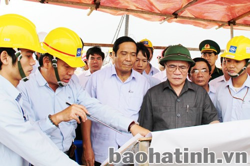 Cử tri tại Khu kinh tế Vũng Áng báo cáo Chủ tịch Quốc hội quy mô, tiến độ xây dựng các cầu cảng thuộc Dự án Formosa