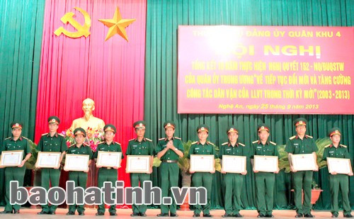 Thiếu tướng Võ Văn Việt, Bí thư Đảng ủy, Chính ủy Quân khu tặng Bằng khen cho các tập thể đạt thành tích xuất sắc trong thực hiện Nghị quyết 152 trong 10 năm qua.