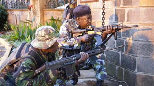 Quân đội Kenya tích cực giải cứu con tin (Ảnh: AP) Quân đội Kenya tích cực giải cứu con tin (Ảnh: AP)