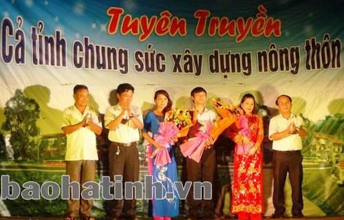 Đại diện Văn phòng Điều phối NTM tỉnh, UBND thành phố Hà Tĩnh chúc mừng đội tuyên truyền NTM Trung tâm văn hóa - Điện ảnh tỉnh