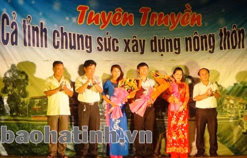 Đại diện Văn phòng Điều phối NTM tỉnh, UBND thành phố Hà Tĩnh chúc mừng đội tuyên truyền NTM Trung tâm văn hóa - Điện ảnh tỉnh