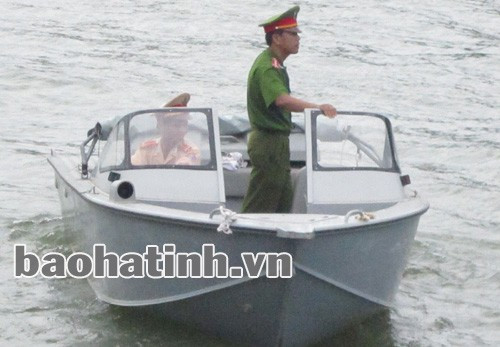 Lực lượng cảnh sát đường thủy tuần tra trên sông.