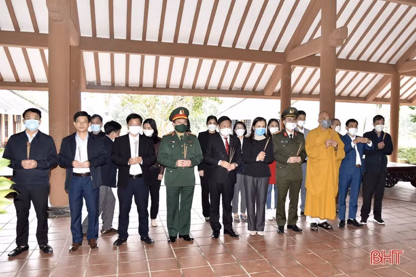 Đoàn cán bộ Hà Tĩnh dâng hương tại nghĩa trang liệt sỹ Trường Sơn, Đường 9