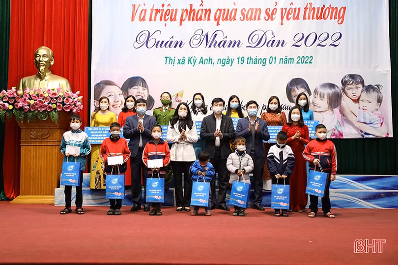 Trao quà cho phụ nữ có hoàn cảnh khó khăn, nhận đỡ đầu trẻ mồ côi ở TX Kỳ Anh