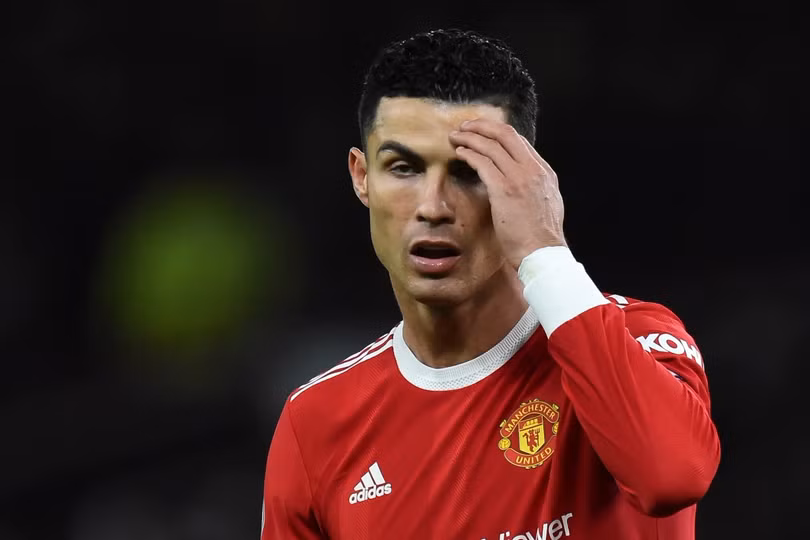 Ronaldo bị giảm lương nếu Man Utd không vào top 4