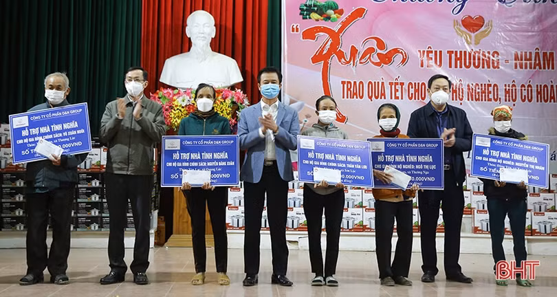 Trao 1.457 suất quà tết cho người nghèo Can Lộc