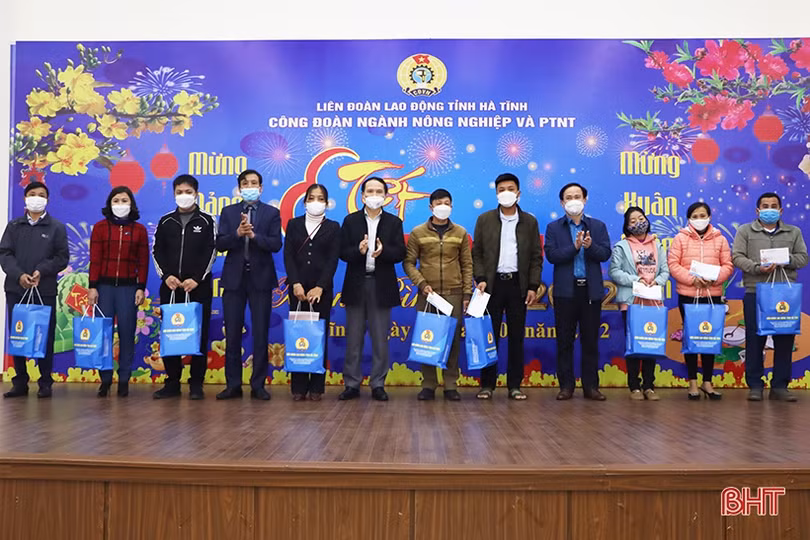 Nhiều suất quà tết đến với đoàn viên, người lao động nghèo Hà Tĩnh