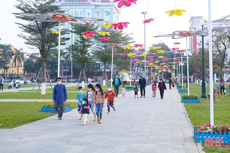 Phố phường Hà Tĩnh rực rỡ đón mừng xuân Nhâm Dần