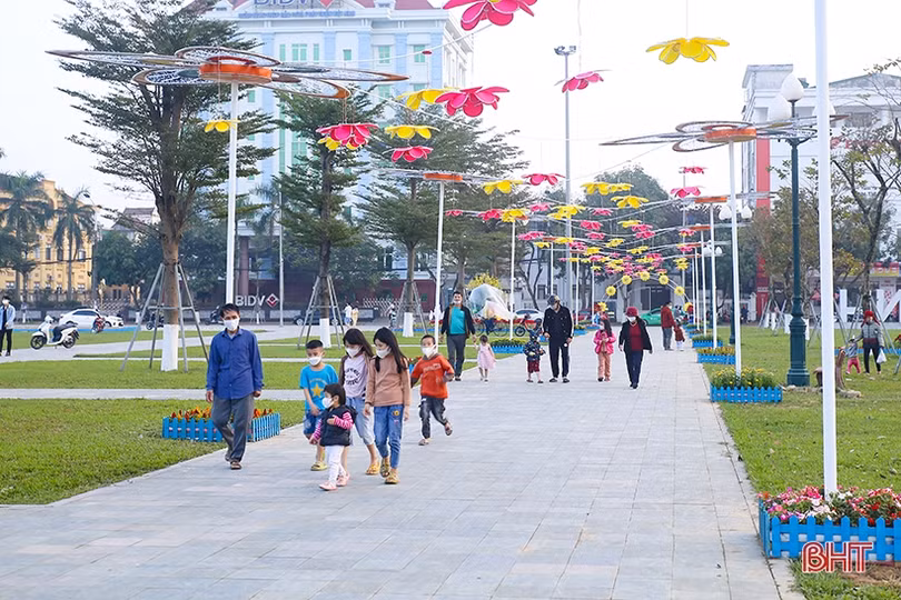 Phố phường Hà Tĩnh rực rỡ đón mừng xuân Nhâm Dần