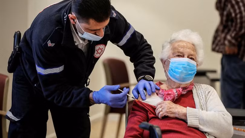 Phát hiện mới về hiệu quả của ba liều vaccine Pfizer trước Omicron