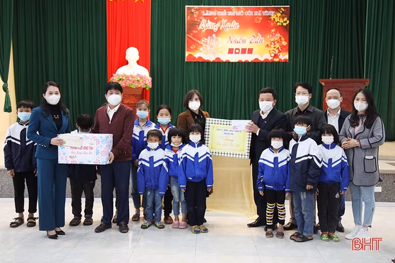 Lãnh đạo tỉnh tặng quà Làng Trẻ em mồ côi và Quỹ Bảo trợ trẻ em, người khuyết tật Hà Tĩnh