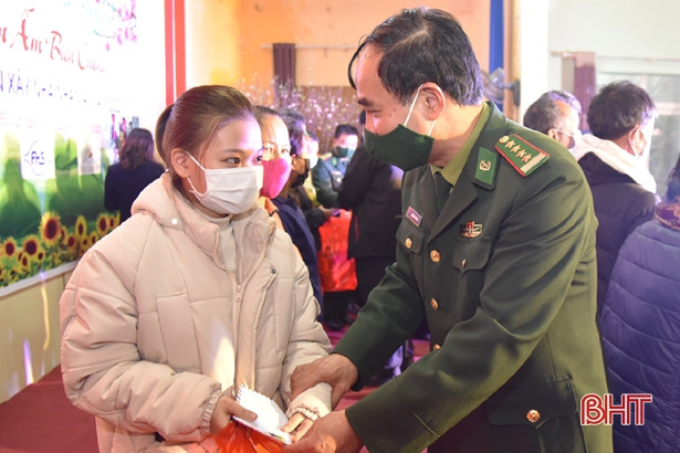 Trao 2 nhà nhân ái và 120 suất quà cho người dân biên giới Hương Sơn