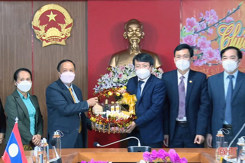 Lãnh đạo huyện Pạc Xăn (Lào) chúc tết Đảng bộ và Nhân dân TP Hà Tĩnh