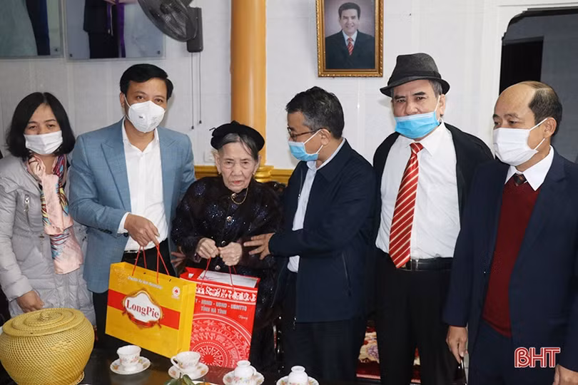 Các đồng chí lãnh đạo tỉnh Hà Tĩnh tặng quà cho gia đình chính sách, người cao tuổi