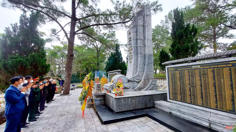 Đoàn cán bộ Hà Tĩnh dâng hương tại nghĩa trang liệt sỹ Trường Sơn, Đường 9