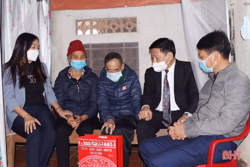 Các đồng chí lãnh đạo tỉnh Hà Tĩnh tặng quà cho gia đình chính sách, người cao tuổi