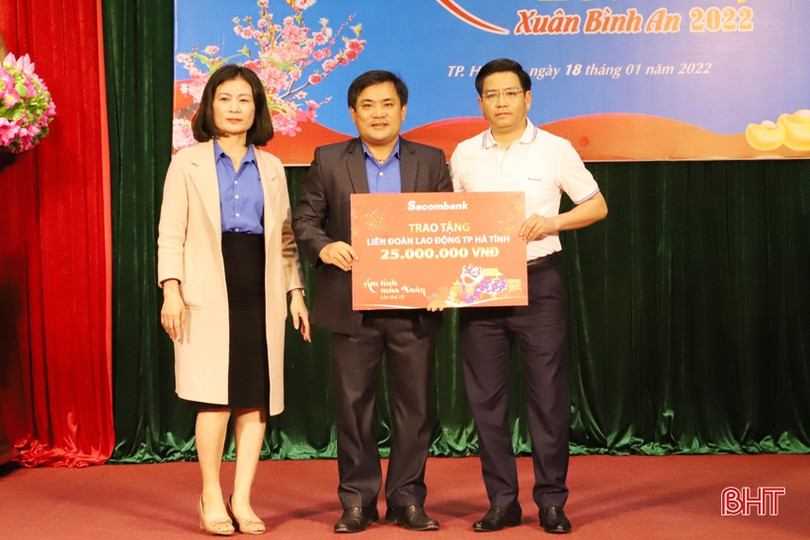 Phó Bí thư Thường trực Tỉnh ủy vui “Tết sum vầy - Xuân bình an” với người lao động ở TP Hà Tĩnh