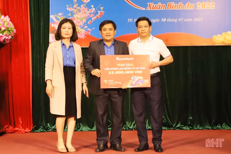 Phó Bí thư Thường trực Tỉnh ủy vui “Tết sum vầy - Xuân bình an” với người lao động ở TP Hà Tĩnh