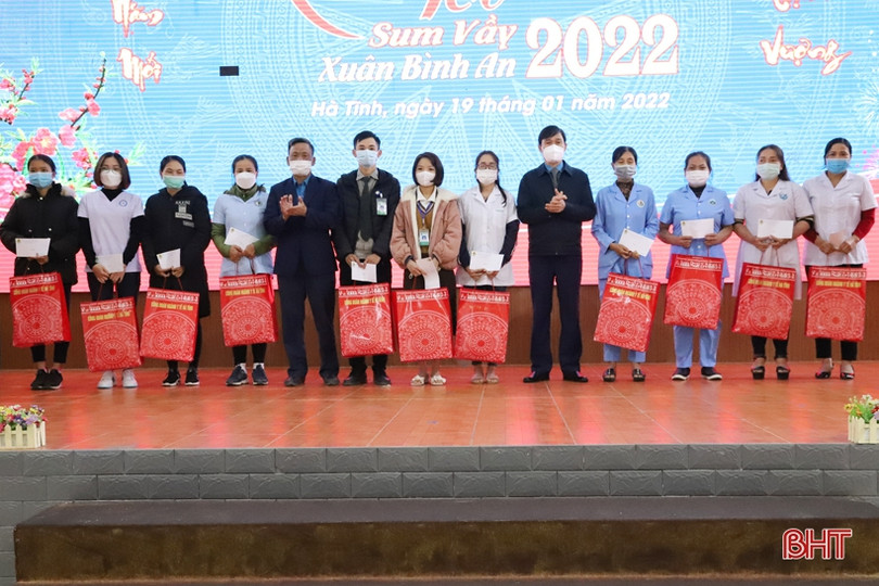 Người lao động ngành y tế Hà Tĩnh vui “Tết sum vầy - Xuân bình an”