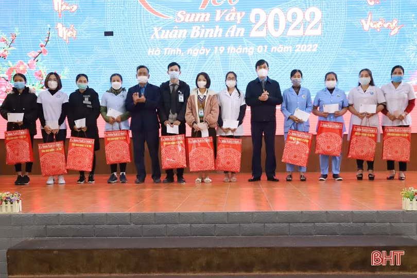 Người lao động ngành y tế Hà Tĩnh vui “Tết sum vầy - Xuân bình an”
