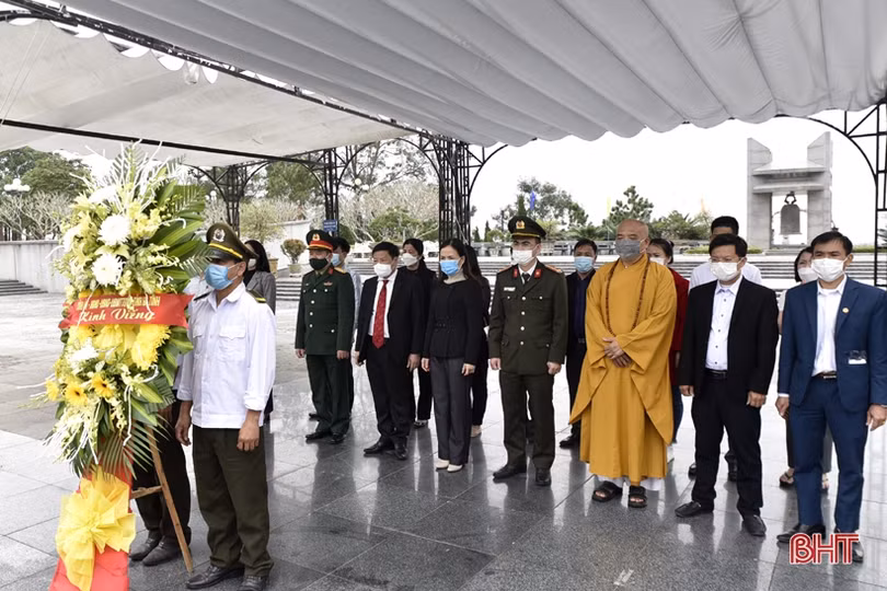 Đoàn cán bộ Hà Tĩnh dâng hương tại nghĩa trang liệt sỹ Trường Sơn, Đường 9