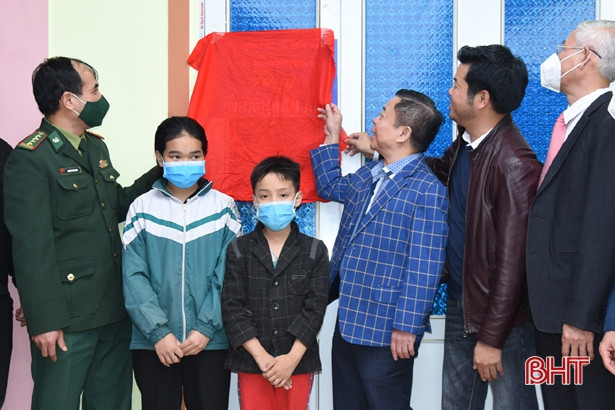 Trao 2 nhà nhân ái và 120 suất quà cho người dân biên giới Hương Sơn