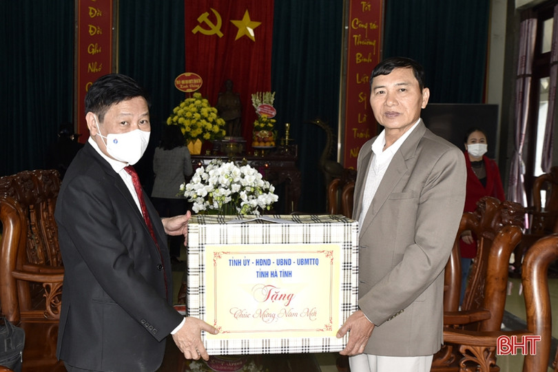 Đoàn cán bộ Hà Tĩnh dâng hương tại nghĩa trang liệt sỹ Trường Sơn, Đường 9