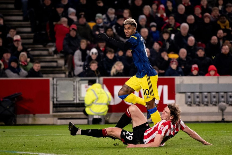 Rashford ghi bàn kết liễu Brentford. Ảnh: Reuters. Man Utd áp sát top 4 sau trận thắng 3-1