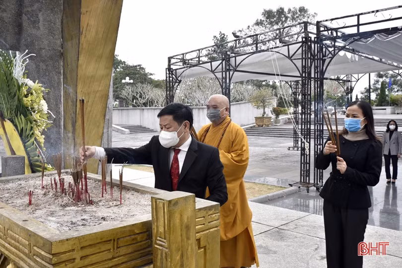 Đoàn cán bộ Hà Tĩnh dâng hương tại nghĩa trang liệt sỹ Trường Sơn, Đường 9