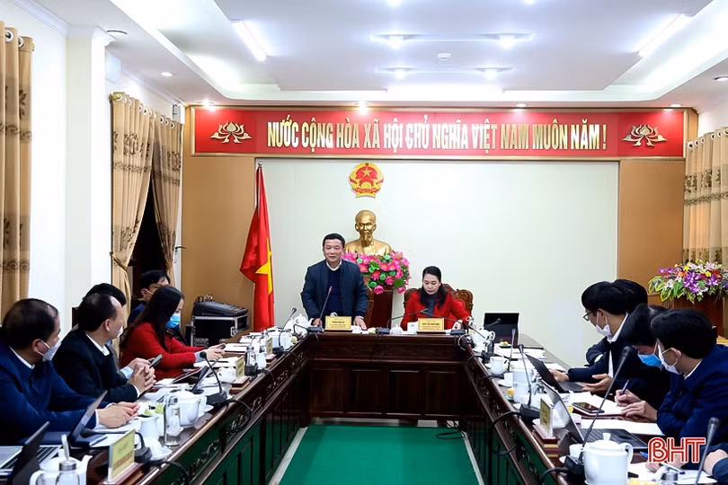 Quản lý Thị trường Hà Tĩnh tiêu hủy hàng vi phạm, tăng cường kiểm soát thị trường