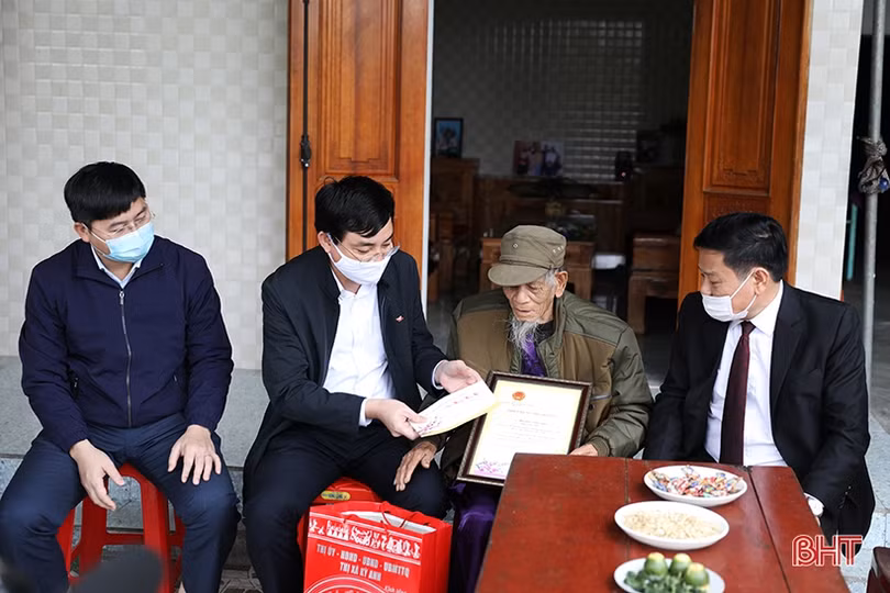 Lãnh đạo Hà Tĩnh chúc tết gia đình chính sách, người cao tuổi