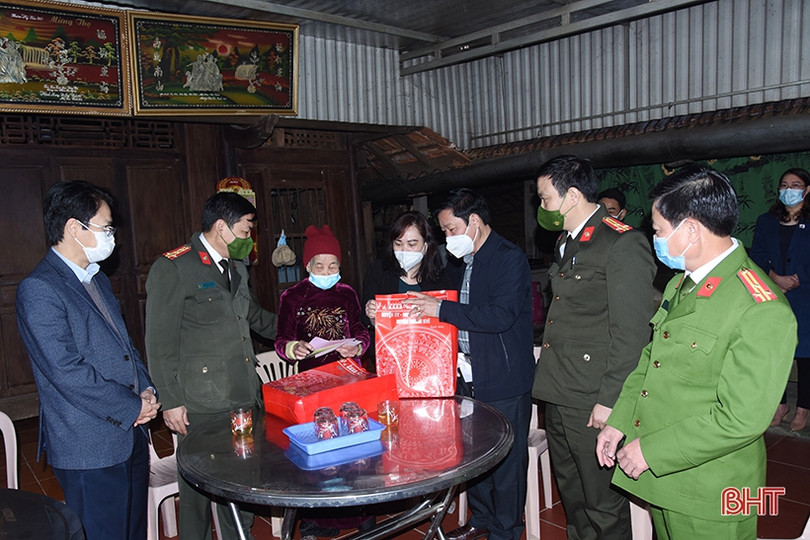 Giám đốc Công an Hà Tĩnh trao quà tết cho người có công, người cao tuổi