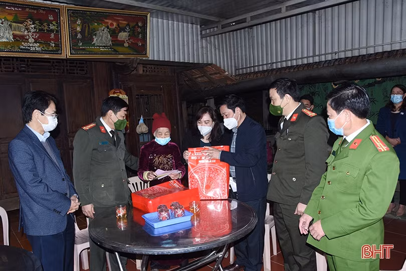 Giám đốc Công an Hà Tĩnh trao quà tết cho người có công, người cao tuổi